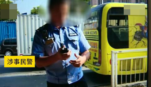 男子随手拍交警违章 被当场摔跪在马路中两次(图)