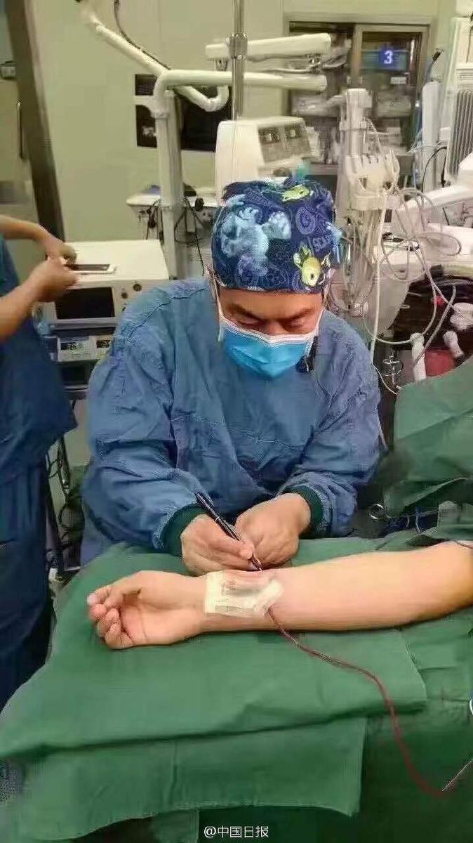 张柏芝两腿之间毛毛图片