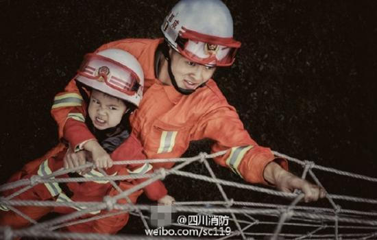 女人下面用牛鞭自慰太舒服了