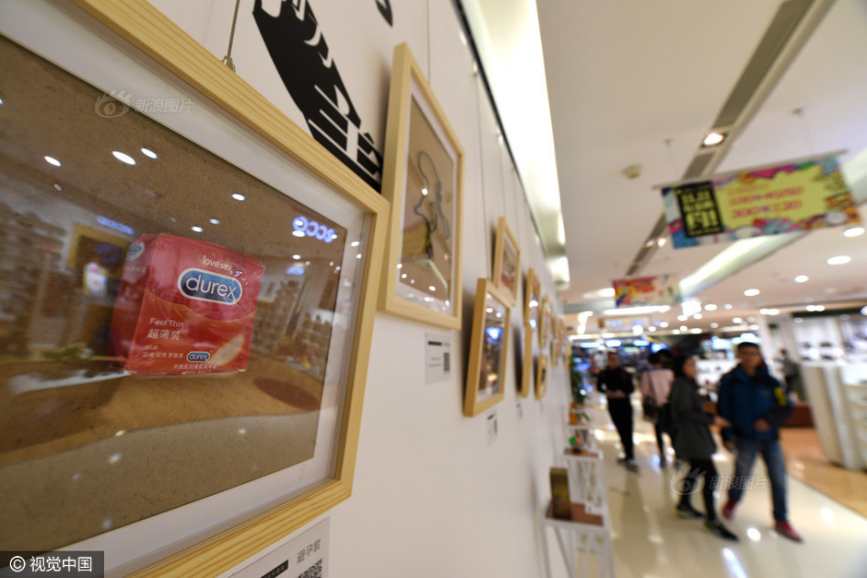 国产一线天粉嫩馒头极品AV