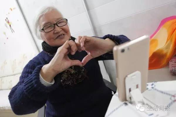 双乳被四个男人吃奶