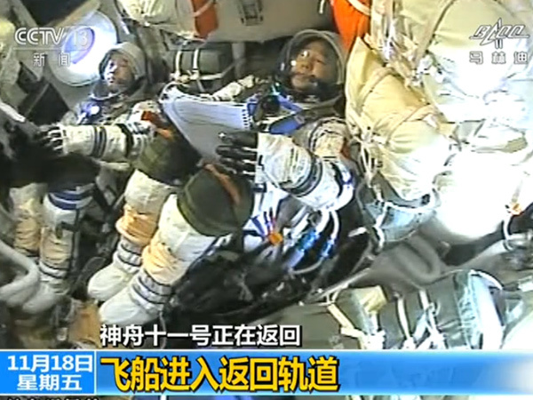 被主人抽打私密部位羞辱