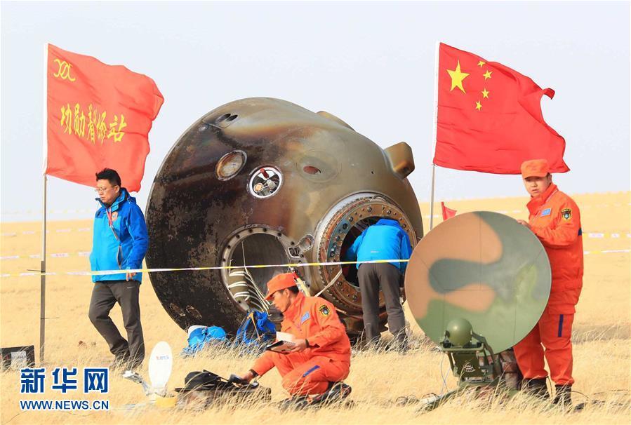 小受夹震蛋上课被c出白色液体