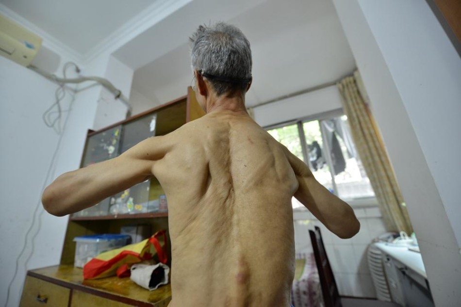白丝校花扒腿自慰