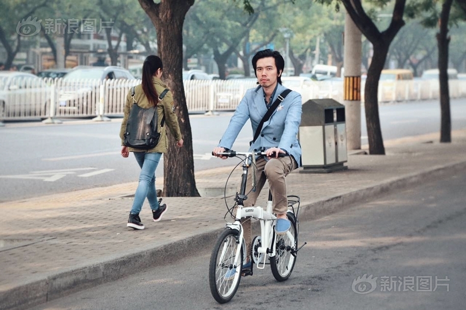 男生的坤坤放在女生的坤坤里