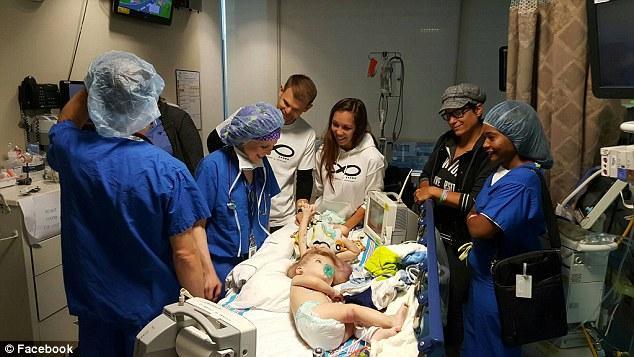 女人扒开腿让男人捅