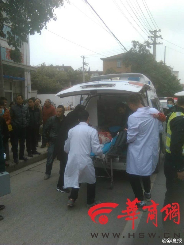 少妇在卧室里拿黄瓜自慰