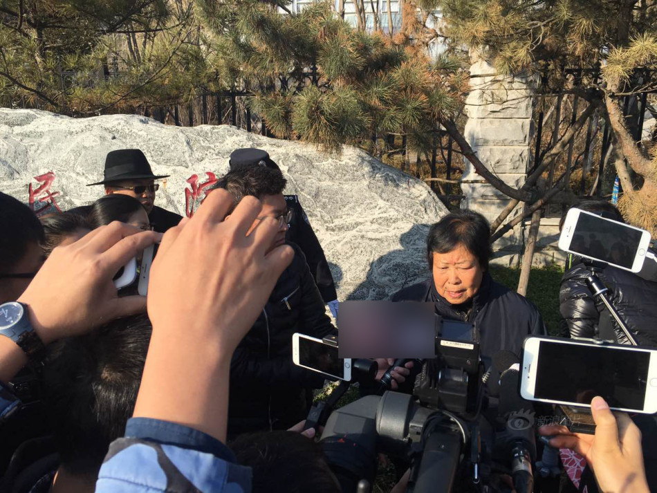 女仆扒开 跪着让客人打屁头像