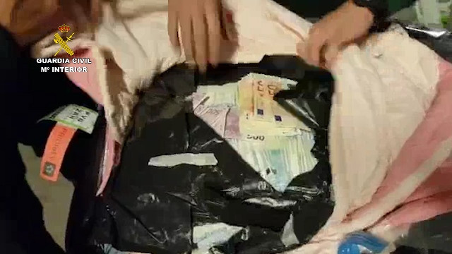 美女扒开尿口让男人桶
