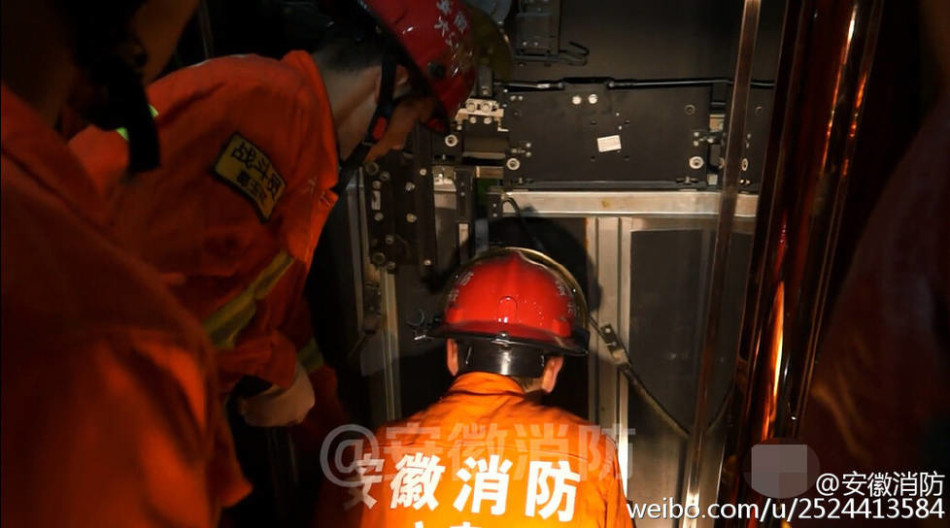 公交车掀开奶罩边躁狠狠躁软麻豆