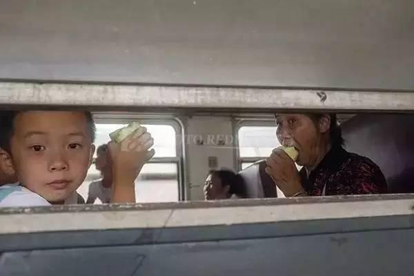 丈夫遗体前大汗淋漓