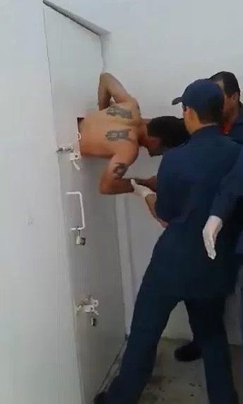 变成隐身人在学校做像素游戏