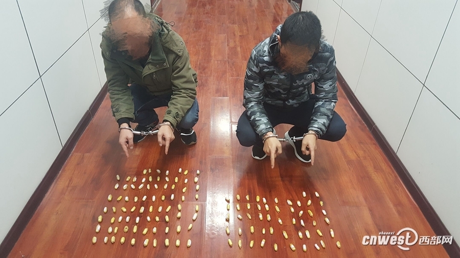 女生扒开尿口让男生桶
