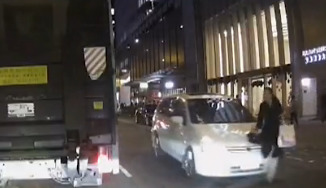 手伸进内裤吻胸