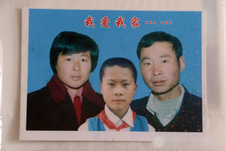 掀起小裙子扒下内裤打屁股