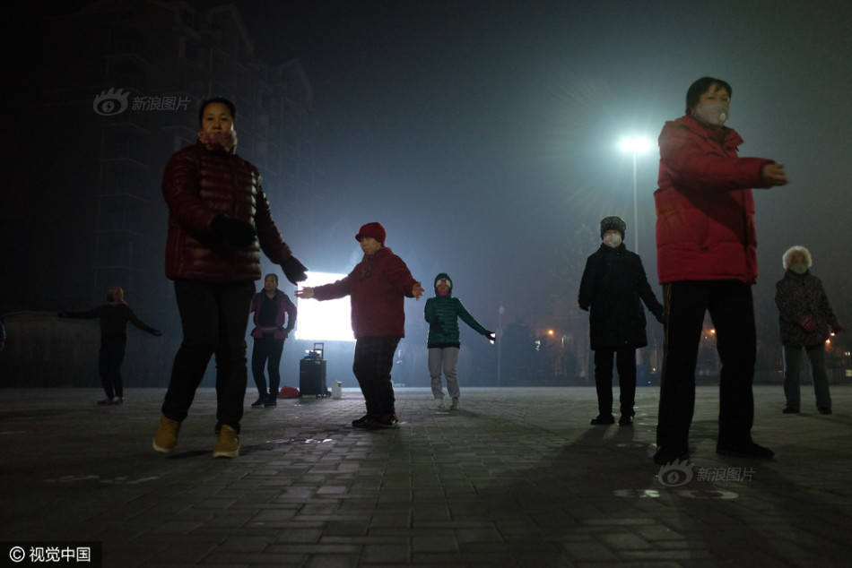女生扒开尿口让男人捅