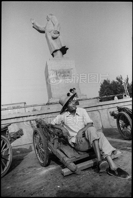 国产绿帽边打电话边做