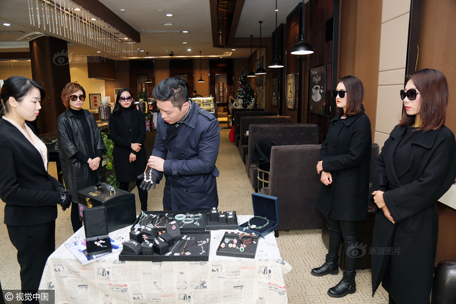 男子携珠宝参展 美女保镖护驾
