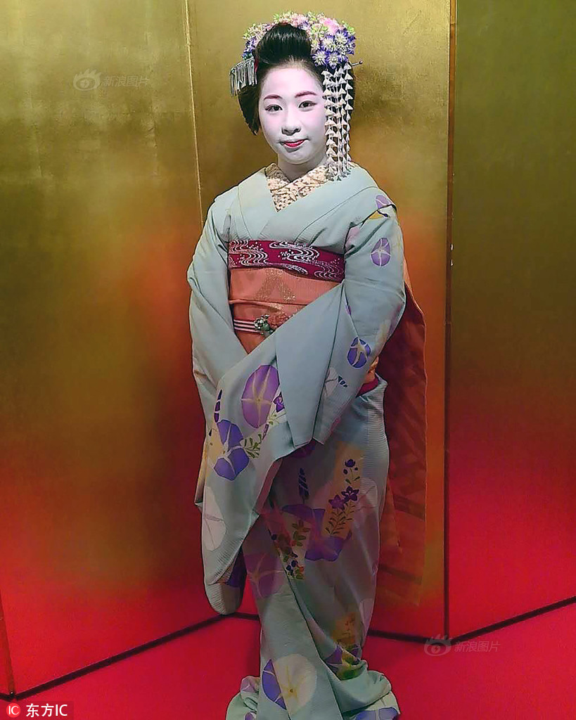 人妻攝影被全裸男挑逗