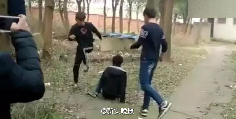 网曝安徽马鞍山和县中学生打人作乐_高清图集_新浪网