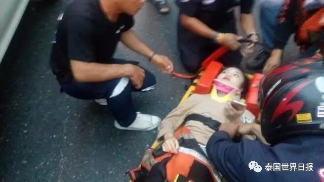 办公室扒开奶罩揉吮奶头A片图片