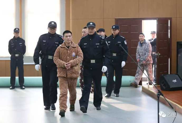 黑社会团伙穿睡衣上法庭