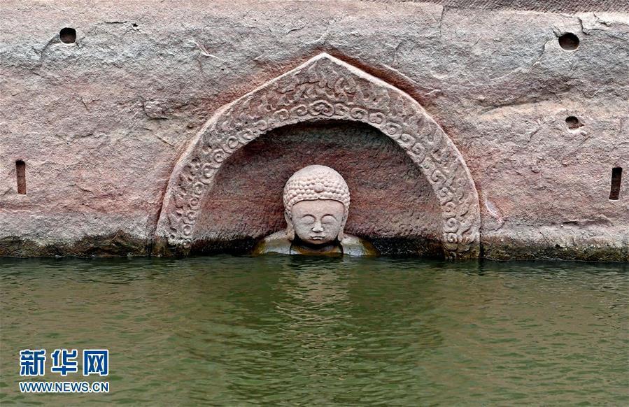 水库水位降低浮出“佛头”
