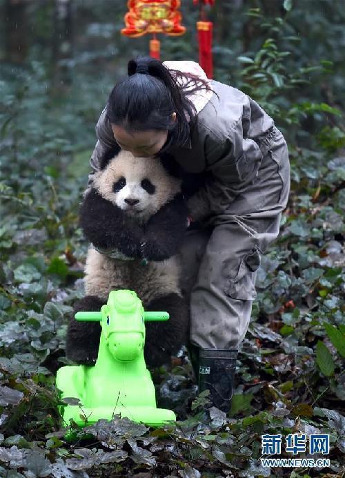 人妻攝影被全裸男挑逗