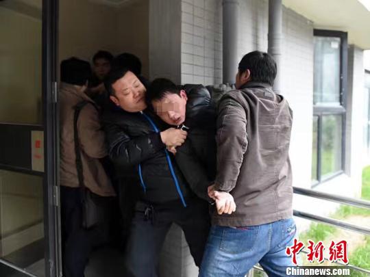 男人把ji大巴放进女人嘴图片