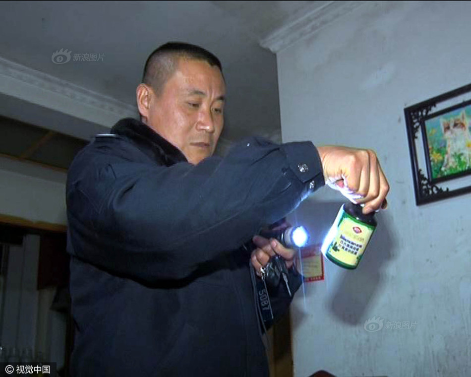 我强行扒开妺妺的腿cao