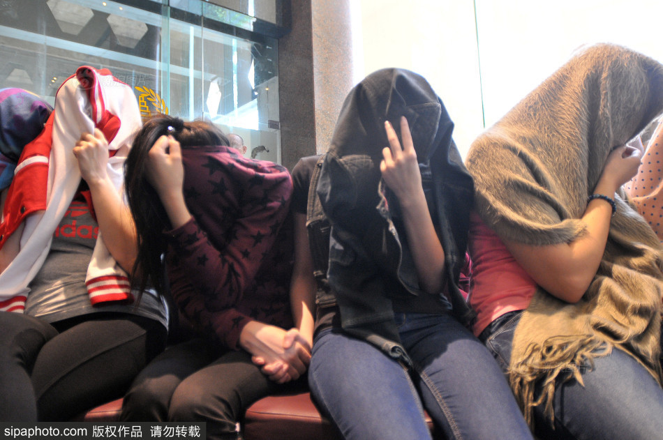裸体展示瑜伽女教师
