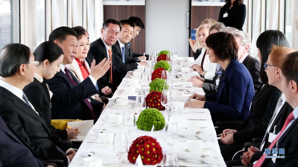 变态撕开内衣 吸奶头蒙眼