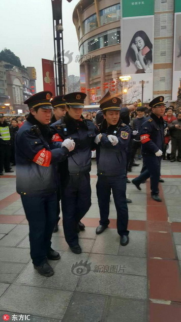 趁小表妺洗澡玩她捏她的胸