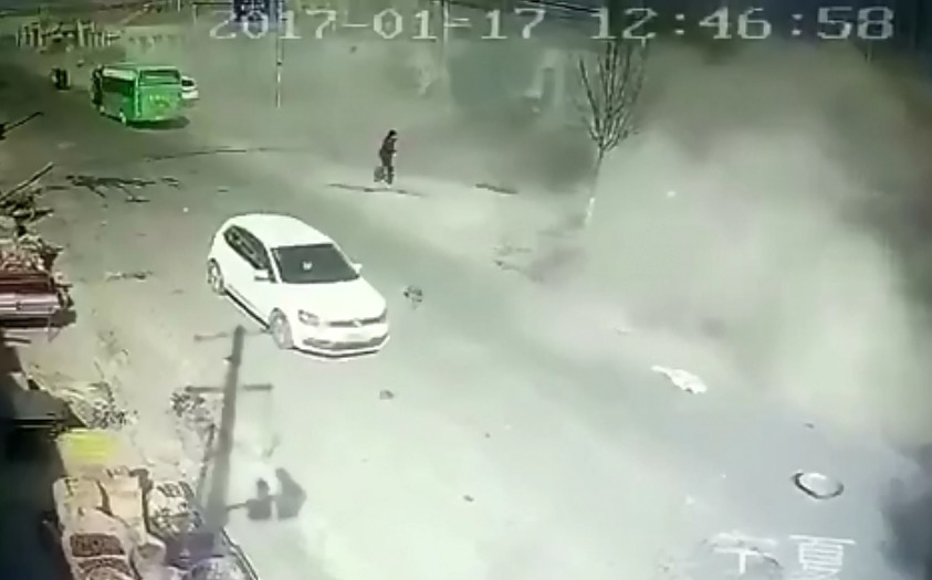 办公室扒开奶罩揉吮奶头A片图片