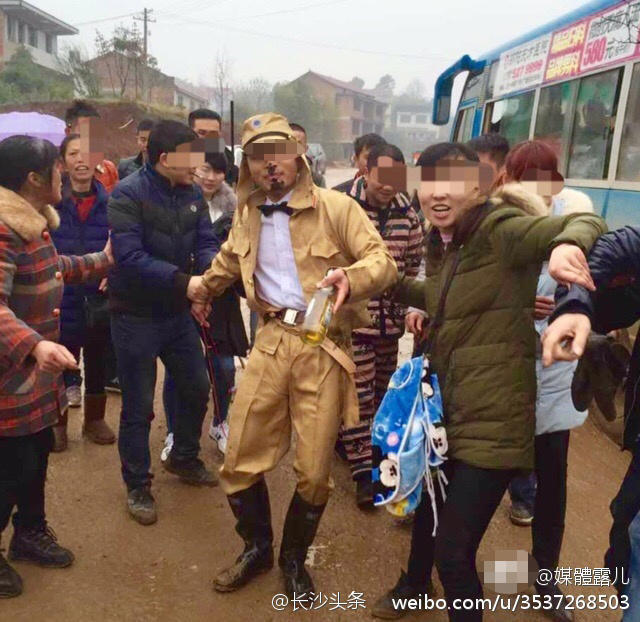 4个黑人玩一个中国女明星