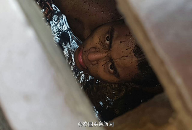 女生打屁股脱裤子