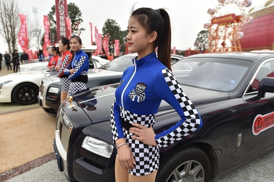 摸胸动态图
