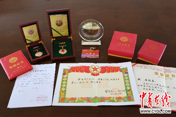短裙公车被强好爽H吃奶视频