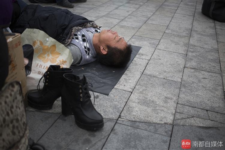 偷拍人妻小便