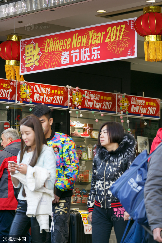 女警吊起来两腿扯开电击