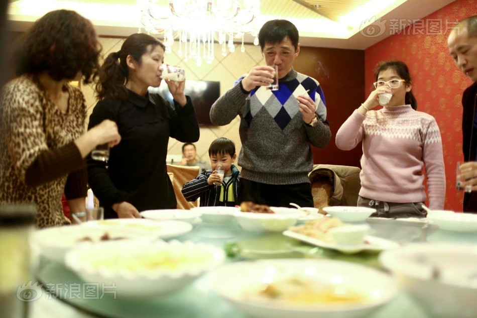 女上男下啪啪虐奶动态图