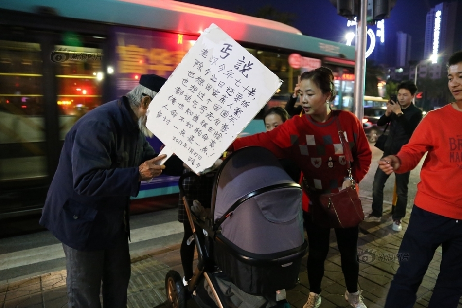 女性裸体被 羞羞被扒胸衣