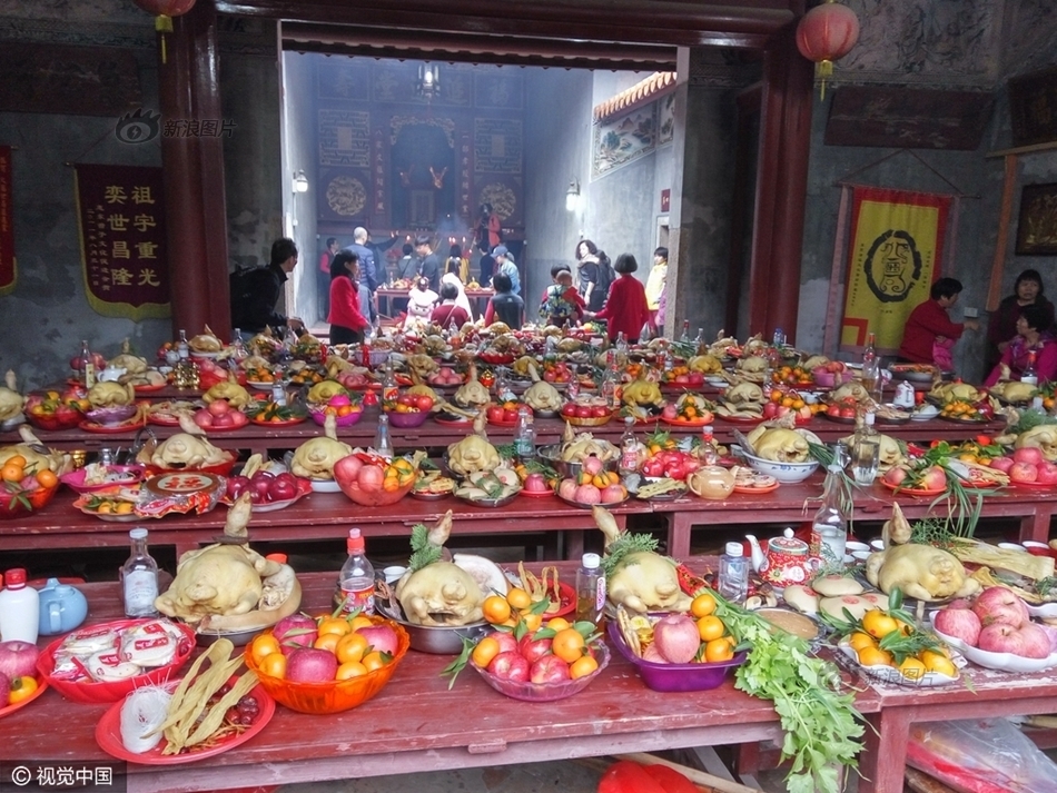 深圳大万村祭祖 祭品摆满祠堂