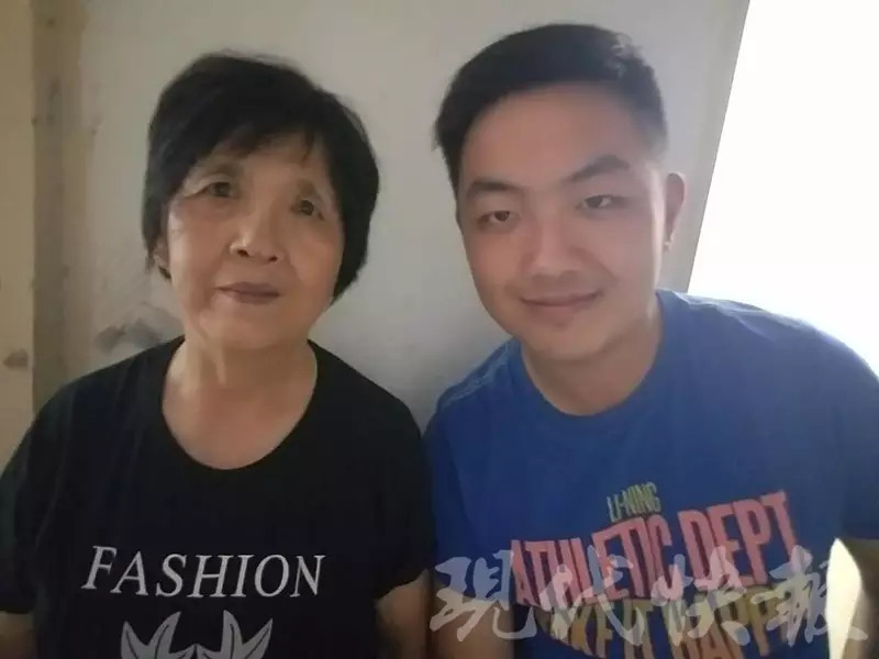 美女扒开腿让男人捅