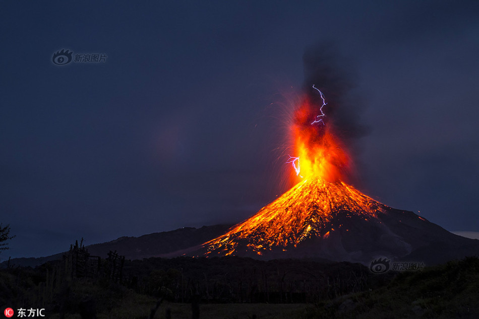 墨西哥火山熔岩夹着闪电喷出 画面震撼