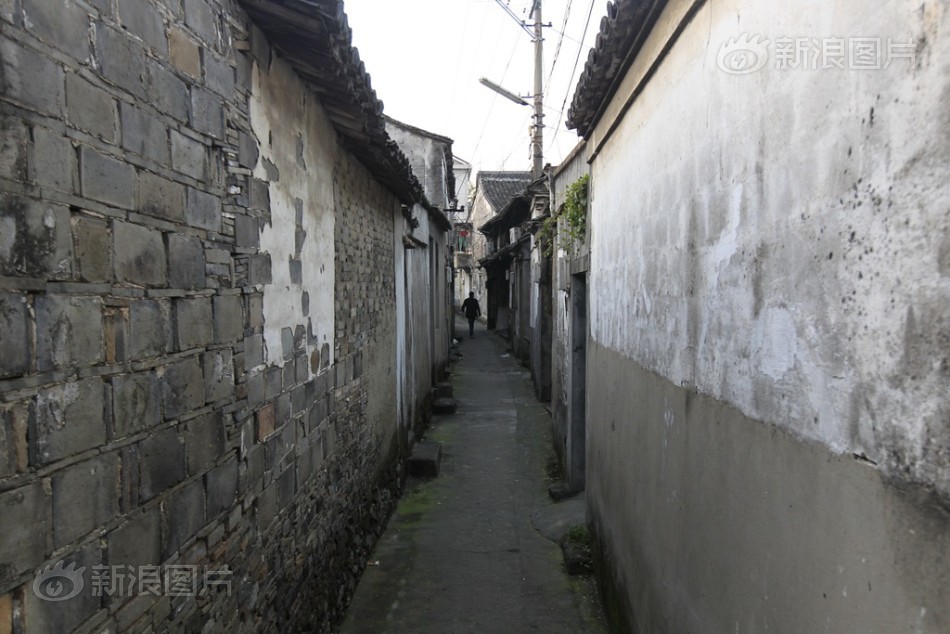 白丝魅魔玉足夹住榨精