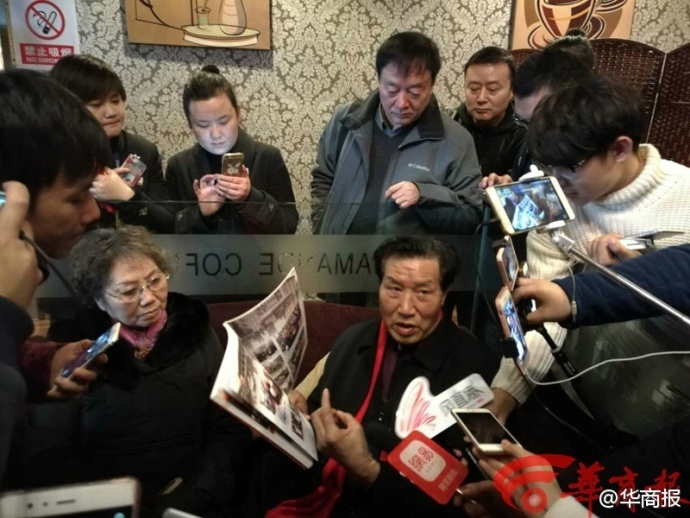 男模脱裤子全身精光露J