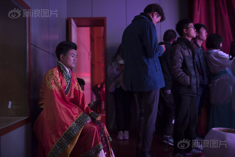 扒开美女内衣 看个够