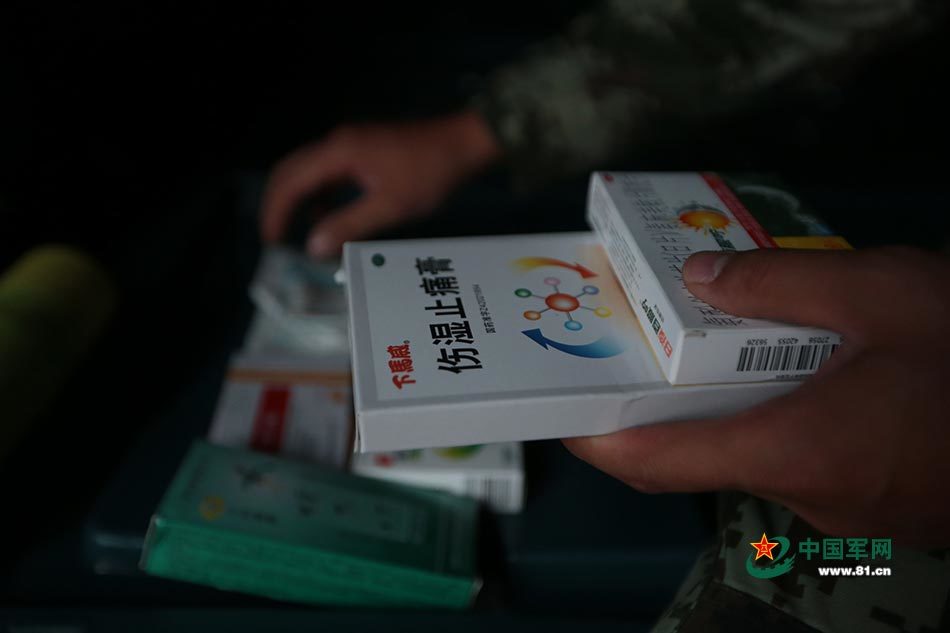 美女露胸无遮挡