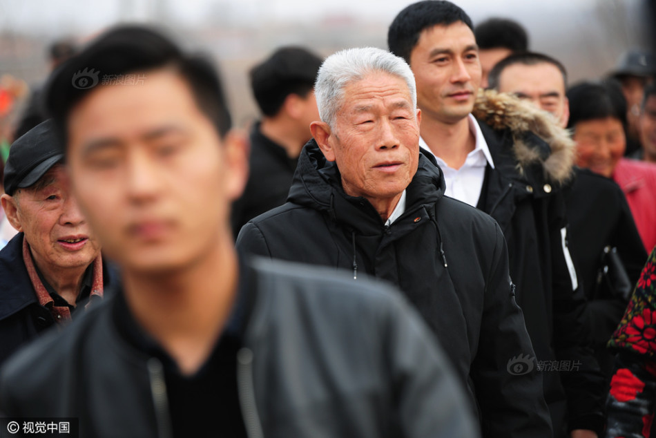 黄色网站三级片农村乡下在大街上操B